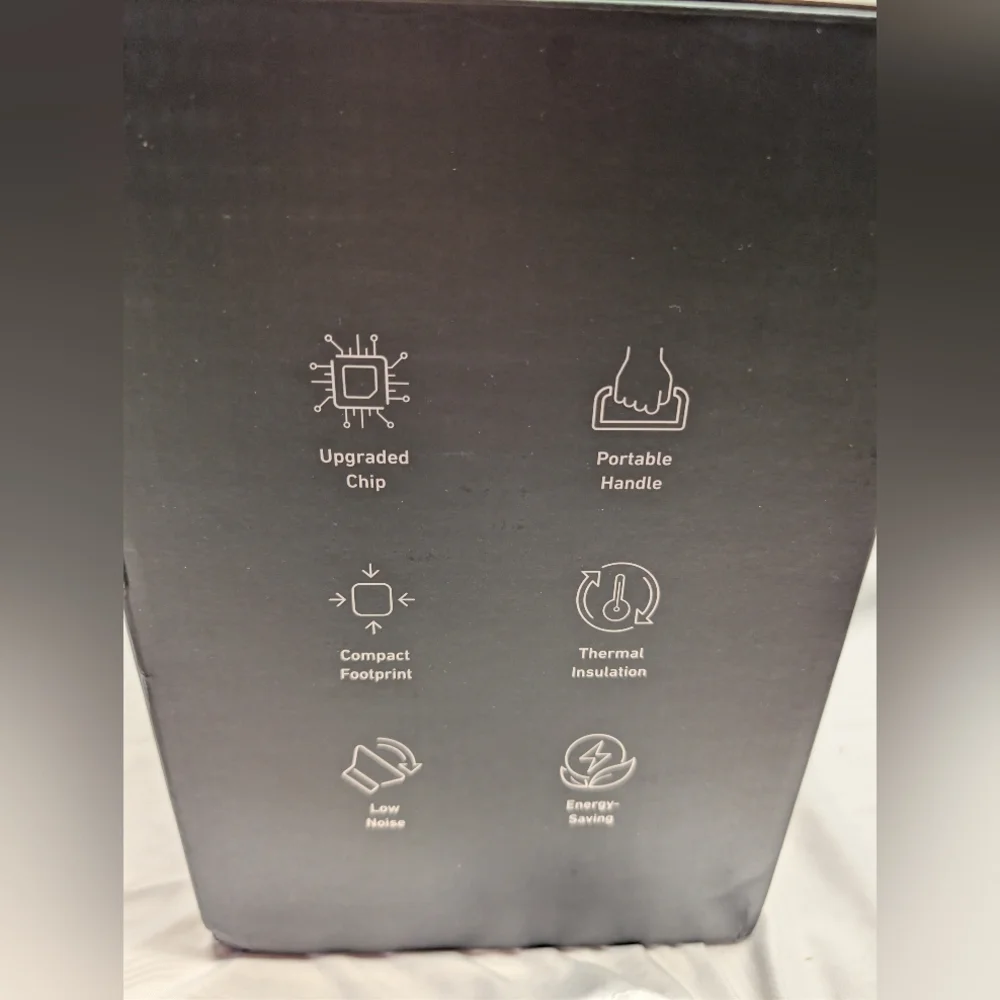 NIB AstroAI Mini Fridge White - 4L/6-Can Capacity - Perfect for Skincare!